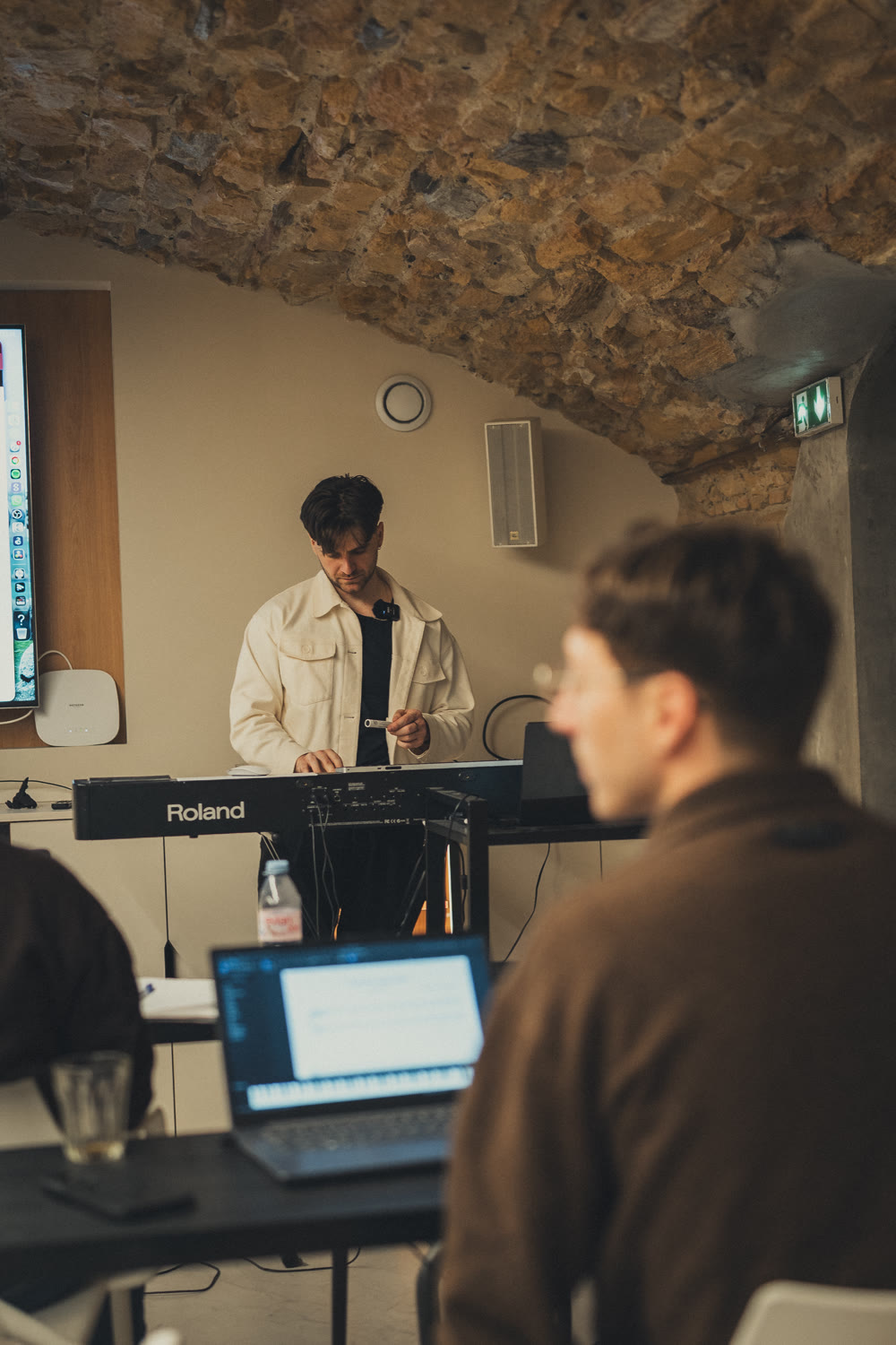 Adrien au clavier en cours d'harmonisation