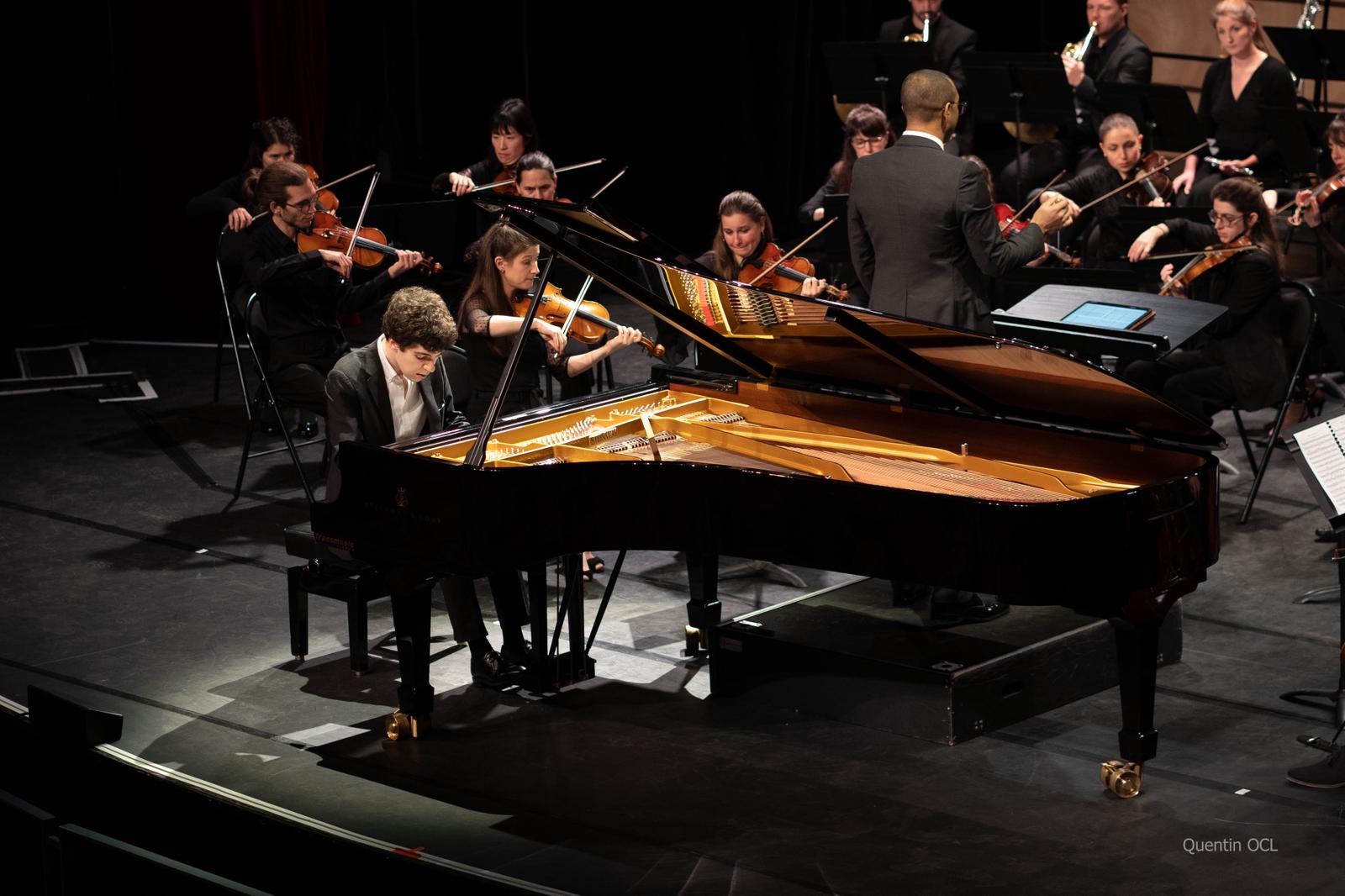 Pianiste au Steinway accompagné par l'orchestre